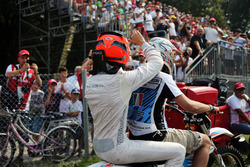 Esteban Ocon, Manor Racing revient dans les stands sur le dos d'une moto après son problème en EL2