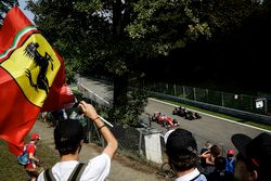 Kimi Raikkonen, Ferrari SF16-H y Fernando Alonso, McLaren MP4-31