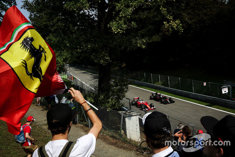 Kimi Raikkonen, Ferrari SF16-H y Fernando Alonso, McLaren MP4-31