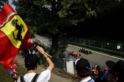 Kimi Räikkönen, Ferrari SF16-H; Fernando Alonso, McLaren MP4-31