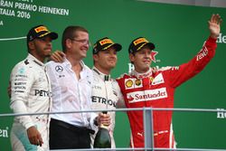 Podio: il vincitore Nico Rosberg, Mercedes AMG Petronas F1 W07, secondo Lewis Hamilton, Mercedes AMG