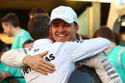 Race winner Nico Rosberg, Mercedes AMG F1 celebrates with Paddy Lowe, Mercedes AMG F1 Executive Director