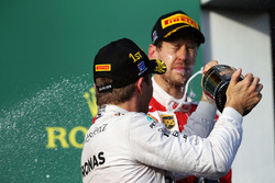 Podio: ganador de Nico Rosberg, Mercedes AMG F1 Team celebra con champagne