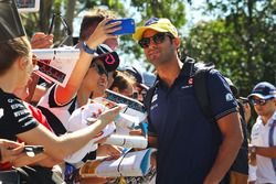 Felipe Nasr, Sauber signs autographs for the fans