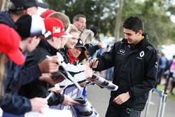 Esteban Ocon, a Renault Sport F1 Team tesztversenyzője aláírásokat osztogat a rajongóknak