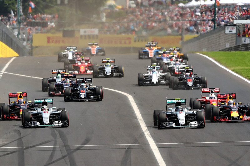 Start action: Lewis Hamilton, Mercedes AMG F1 W07 Hybrid leads Daniel Ricciardo, Red Bull Racing RB1