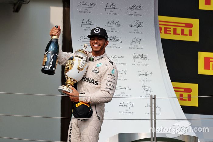 Ganador de la carrera Lewis Hamilton, Mercedes AMG F1 celebra en el podio