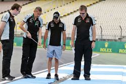 Sergio Perez, Sahara Force India F1 lors de la reconnaissance du circuit avec son équipe