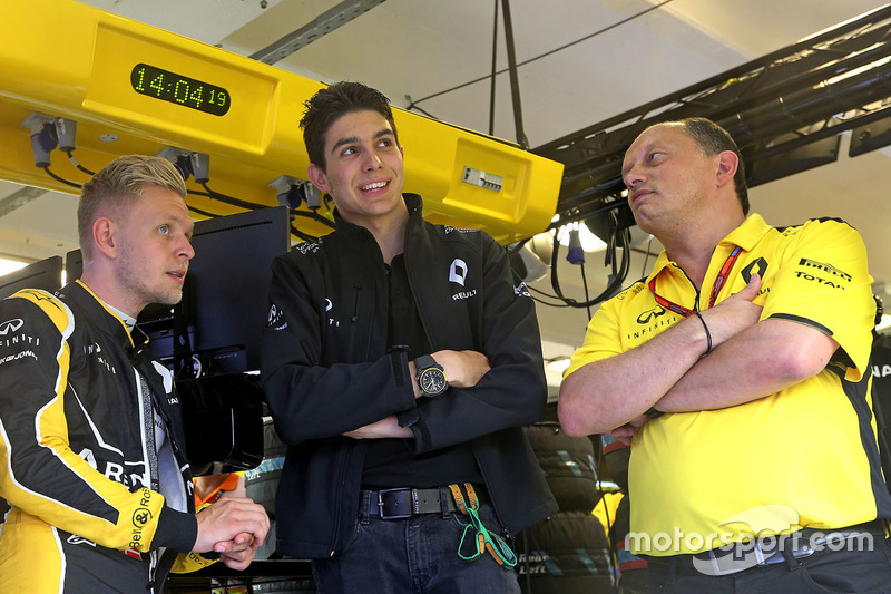 Kevin Magnussen, Renault Sport F1 Team, Esteban Ocon, Third Driver, Renault Sport F1 Team and Frederic Vasseur, Renault Sport F1 Team, Racing Director