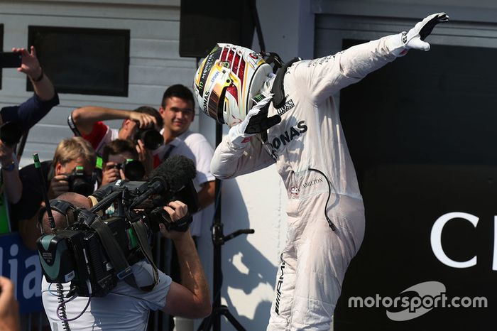 Lewis Hamilton celebra su victoria en Budapest 