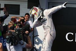 Winner Lewis Hamilton, Mercedes AMG F1 in parc ferme