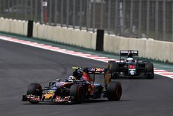 Carlos Sainz Jr., Scuderia Toro Rosso STR11; Fernando Alonso, McLaren MP4-31