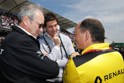 (L to R): Jerome Stoll, Renault Sport F1 President with Toto Wolff, Mercedes AMG F1 Shareholder and Executive Director and Frederic Vasseur, Renault Sport F1 Team Racing Director on the grid