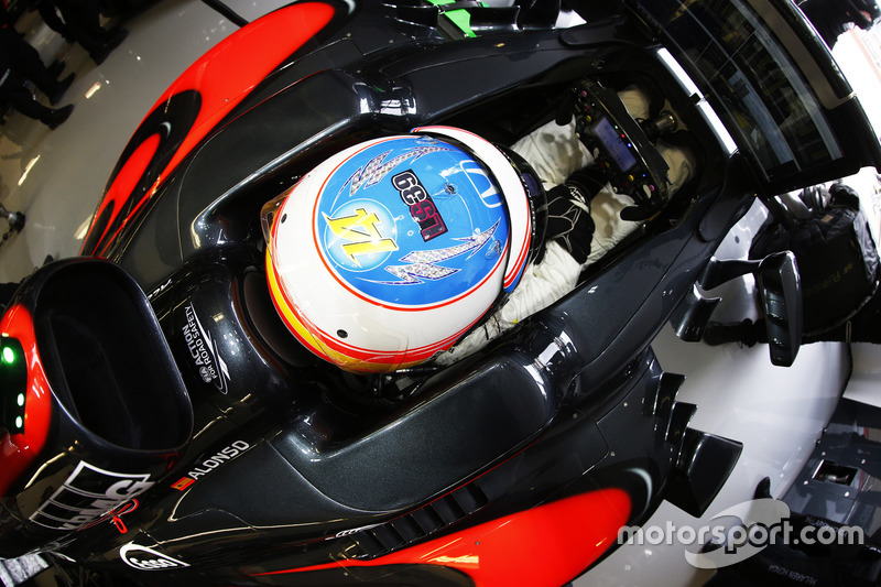 Fernando Alonso, McLaren MP4-31 pays tribute to Luis Salom