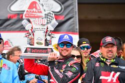 Sieger Kurt Busch, Stewart-Haas Racing, Chevrolet