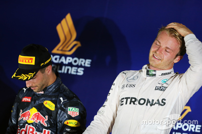 Il vincitore della gara Nico Rosberg, Mercedes AMG F1 (a dx) festeggia sul podio con il secondo classificato Daniel Ricciardo, Red Bull Racing