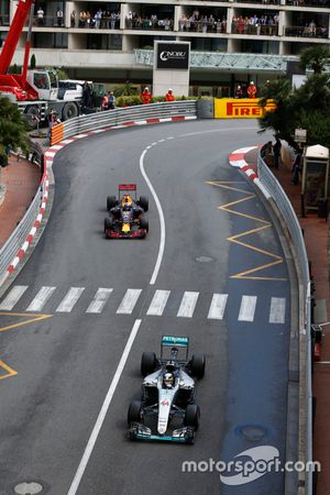 Lewis Hamilton, Mercedes AMG F1 W07 Hybrid devant Daniel Ricciardo, Red Bull Racing RB12