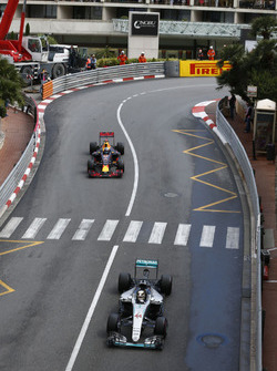 Lewis Hamilton, Mercedes AMG F1 W07 Hybrid devant Daniel Ricciardo, Red Bull Racing RB12