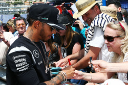 Lewis Hamilton, Mercedes AMG F1 deelt handtekeningen uit