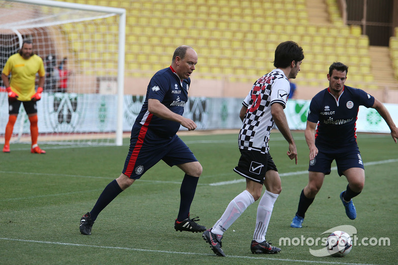 HSH Príncipe Alberto de Mónaco y Carlos Sainz Jr., Scuderia Toro Ross en un partido de futbol de caridad