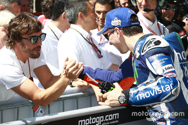 Fernando Alonso cumprimenta Jorge Lorenzo
