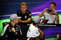 Romain Grosjean, Haas F1 Team photographie Nico Hulkenberg, Sahara Force India F1 et Lewis Hamilton, Mercedes AMG F1 lors de la conférence de presse de la FIA
