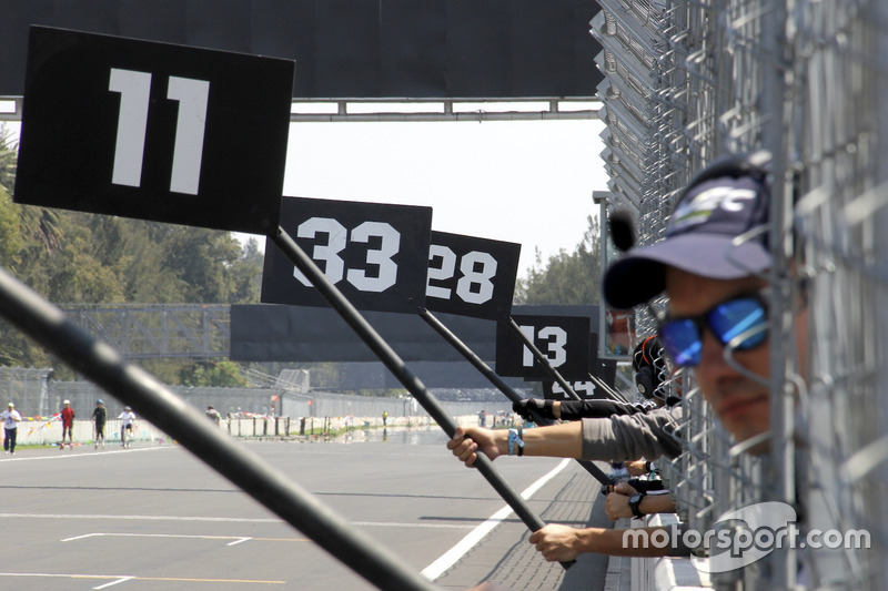 Oficiales de pista practican en un ensayo previo al GP de México