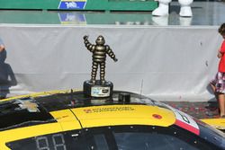 Ganadores de la carrera Antonio García, Jan Magnussen, Corvette Racing con el trofeo de primer lugar