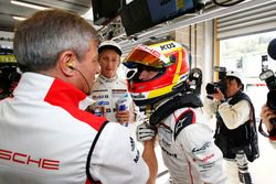 LMP1 class polesitter Timo Bernhard, Porsche Team celebrates with Fritz Enzinger, Vice President LMP