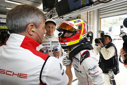 Les polemen en LMP1 Timo Bernhard, Porsche Team font la fête avec Fritz Enzinger, vice-président LMP1, Porsche Team
