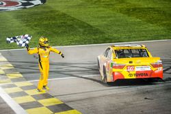 Le vainqueur Kyle Busch, Joe Gibbs Racing Toyota