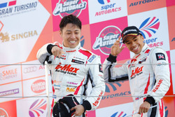 Podium GT300: race winners Kazuki Hoshino and Jann Mardenborough, Nddp Racing