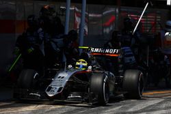Sergio Perez, Sahara Force India F1 VJM09 makes a pit stop
