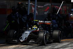 Sergio Perez, Sahara Force India F1 VJM09 makes pit stop