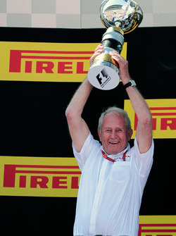 Dr Helmut Marko, Red Bull Motorsporları Danışmanı podyumda
