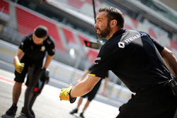 Un mécanicien Renault Sport F1 Team au travail