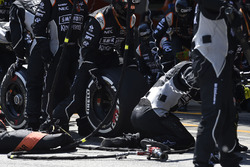 Nico Hulkenberg, Sahara Force India F1 VJM09 makes a pit stop