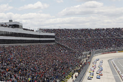 Start: Kevin Harvick, Stewart-Haas Racing Chevrolet leads