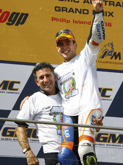 Alvaro Bautista, Aspar Team Aprilia, fête sa victoire et son titre de Champion du monde avec Jorge Martinez