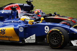 Marcus Ericsson, Sauber C35 and Daniil Kvyat, Scuderia Toro Rosso STR11 battle for position