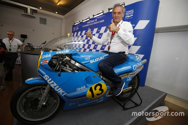 Franco Uncini con la sua Suzuki 500cc vincitrice del titolo mondiale 1982