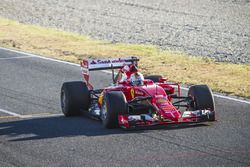 Sebastian Vettel test de Pirelli-banden voor 2017 met de Ferrari SF15-T