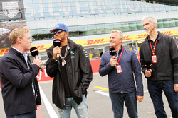 Simon Lazenby, Sky Sports F1 TV Presentador; Lewis Hamilton, Mercedes AMG F1; Johnny Herbert, Sky Sp