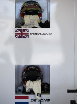 Helm van Oliver Rowland, MP Motorsport en Daniel De Jong, MP Motorsport