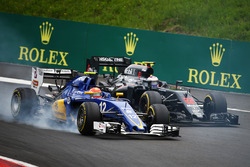 Felipe Nasr, Sauber C35 et Jenson Button, McLaren MP4-31 en lutte pour une position
