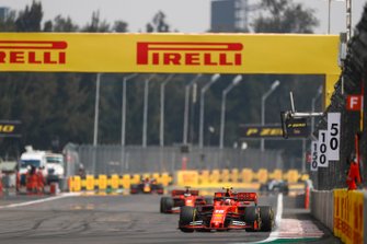 Charles Leclerc, Ferrari SF90, precede Sebastian Vettel, Ferrari SF90