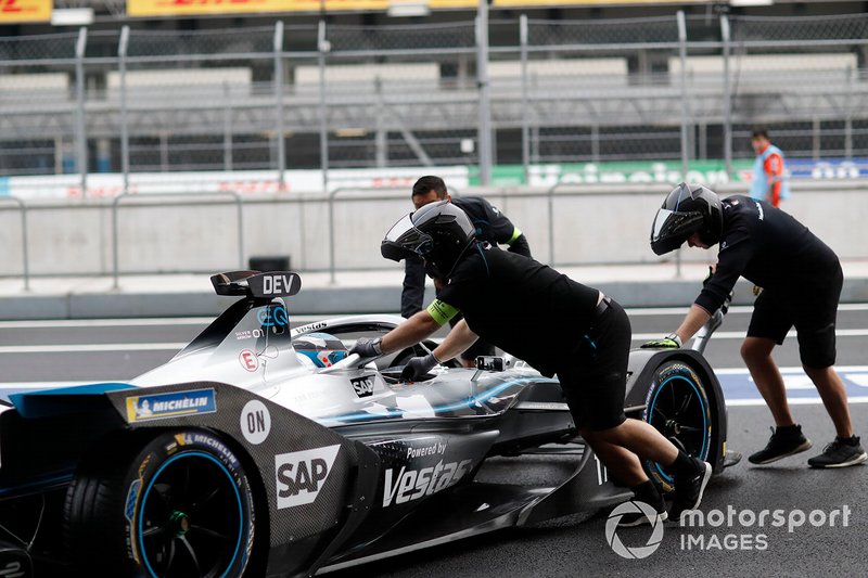 I meccanici spingono Nyck De Vries, Mercedes Benz EQ, EQ Silver Arrow 01 dentro al garage