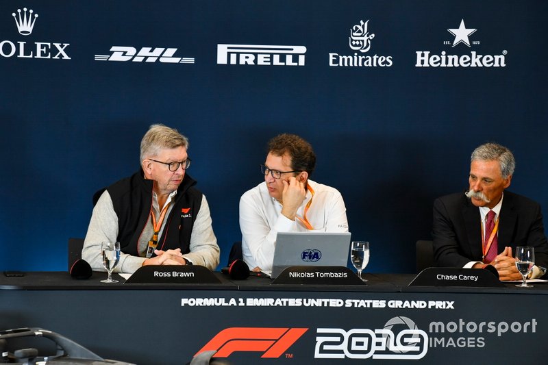 Ross Brawn, manager sportif F1, Chase Carey, président F1, et Nikolas Tombazis dévoilent les règles 2021 lors d'une conférence de presse