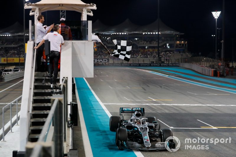 Lewis Hamilton, Mercedes AMG F1 W10, toma la bandera a cuadros