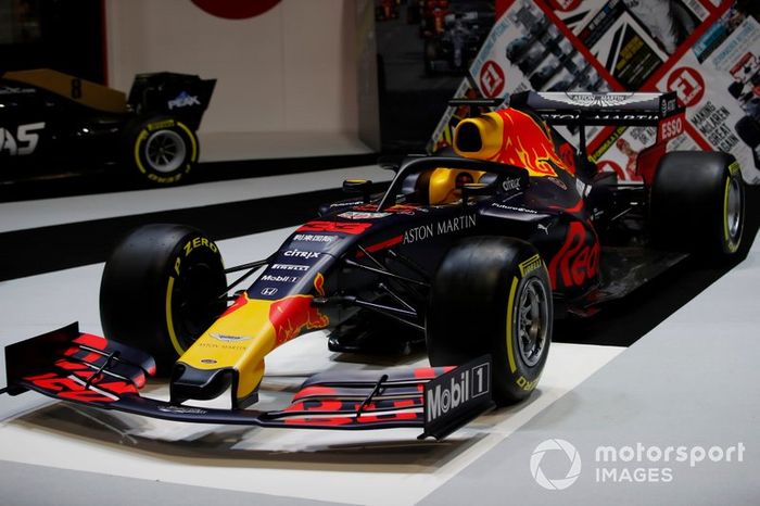 Un Red Bull Racing RB15 en el stand de F1 Racing